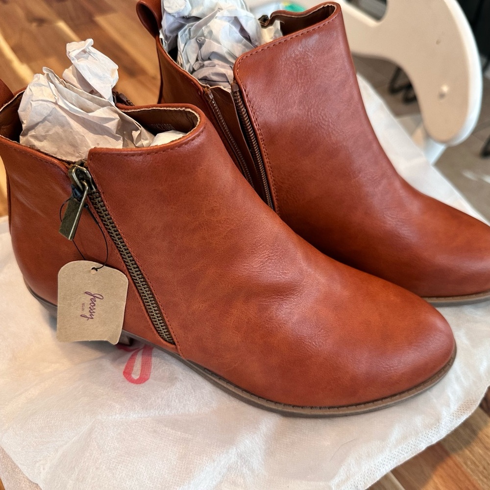 New Jeossy Ankle Boots in tan size 10